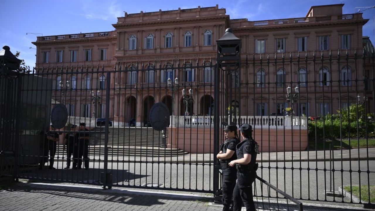 Foto de archivo. La policía hace guardia en el palacio presidencial de la Casa Rosada en Buenos Aires el 11 de diciembre de 2023. El presidente de Argentina, Javier Milei, asumió el cargo el domingo con una dura advertencia a los ciudadanos para que se preparen para dolorosas medidas de austeridad mientras busca recortar el gasto y frenar la inflación de tres dígitos. , todos con las arcas vacías.