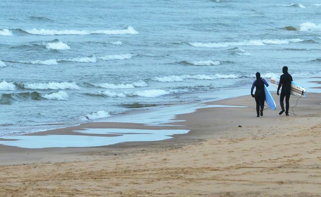 Un par de surfistas aprovechan las temperaturas suaves mientras exploran las condiciones a lo largo del lago Michigan el 28 de diciembre de 2023, en St. Joseph, Michigan.