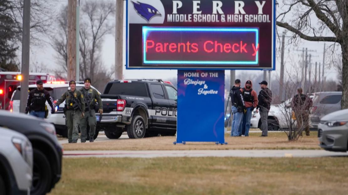 Se ve a las fuerzas del orden afuera de la Perry High School.