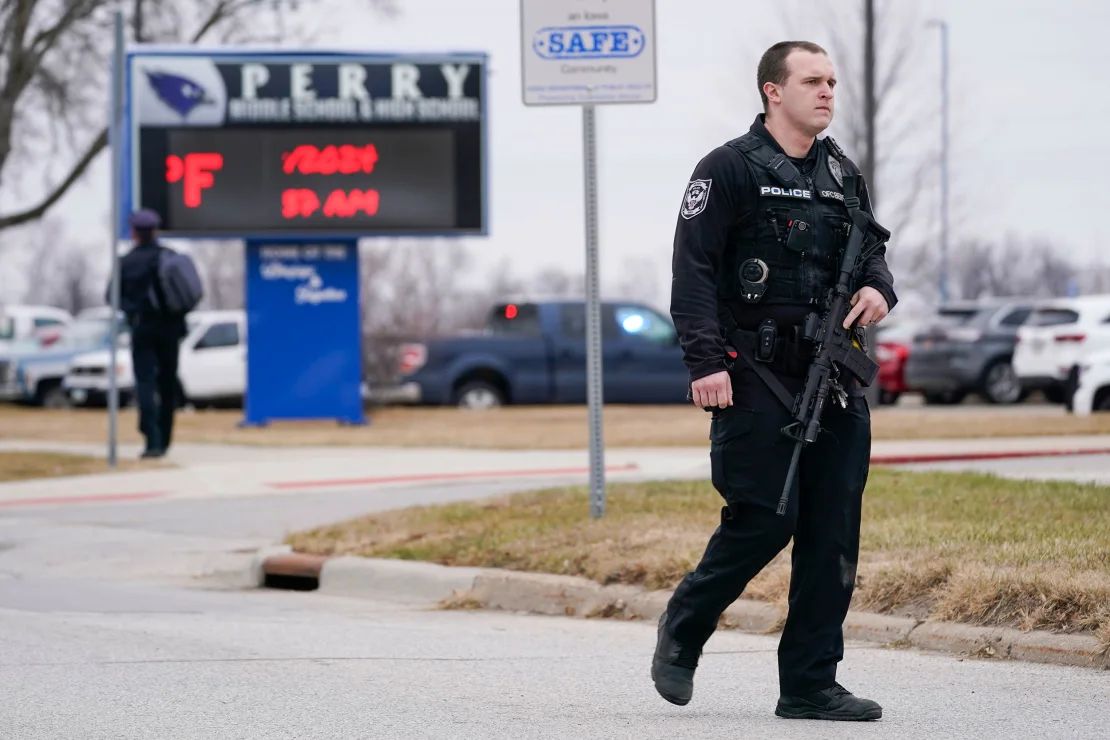 La Policía acudió a la Perry High School este jueves.