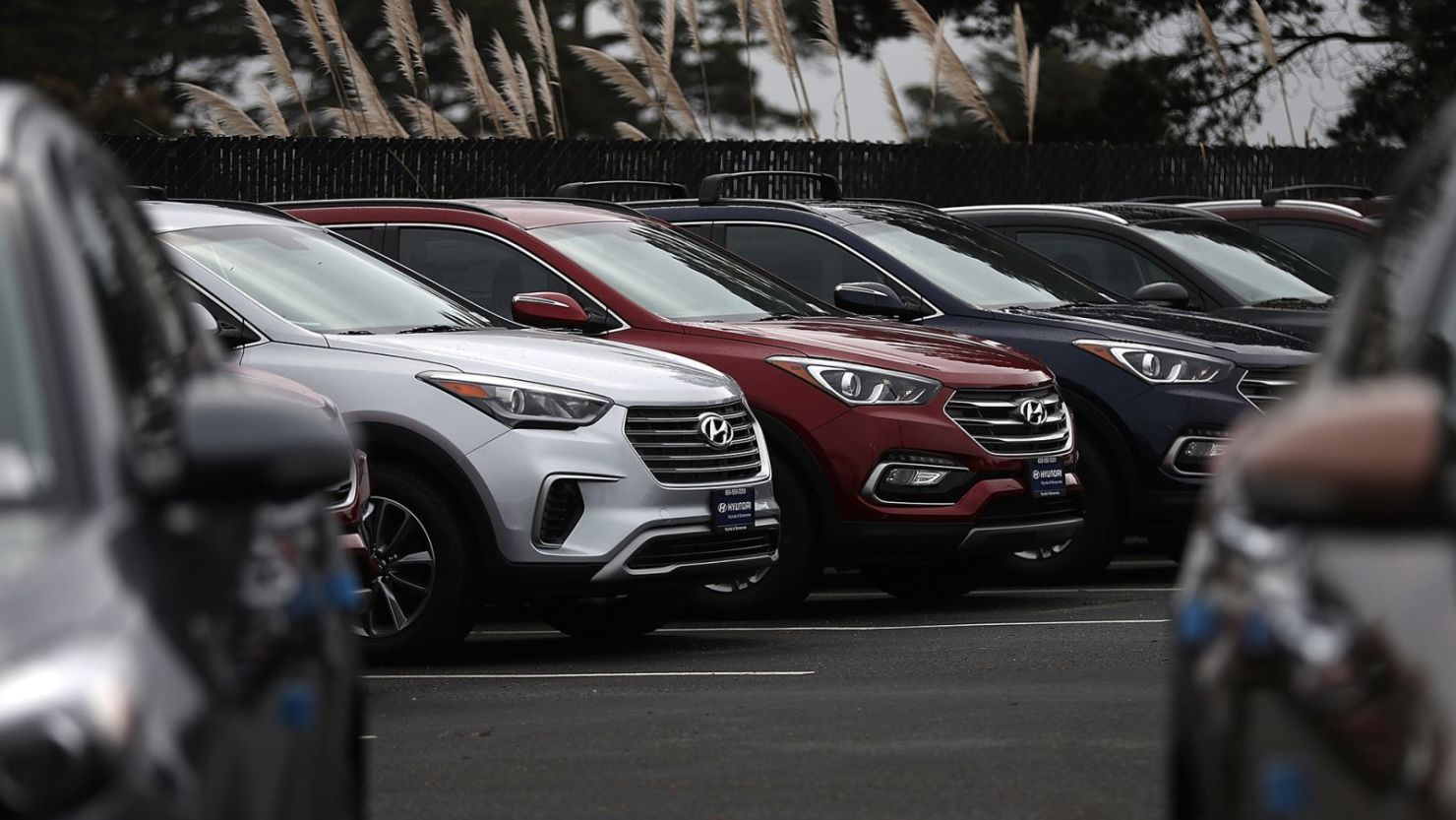 Los nuevos SUV Hyundai Santa Fe se exhiben en un concesionario Hyundai el 7 de abril de 2017 en Colma, California.