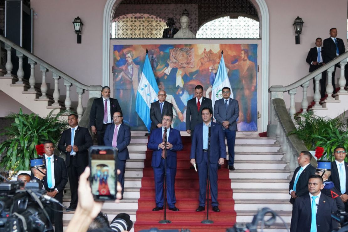 El presidente electo de Guatemala, Bernardo Arévalo, habla con la prensa después de reunirse con la presidenta de Honduras, Xiomara Castro, en Tegucigalpa, el 4 de enero de 2024. Crédito: ORLANDO SIERRA/AFP vía Getty Images