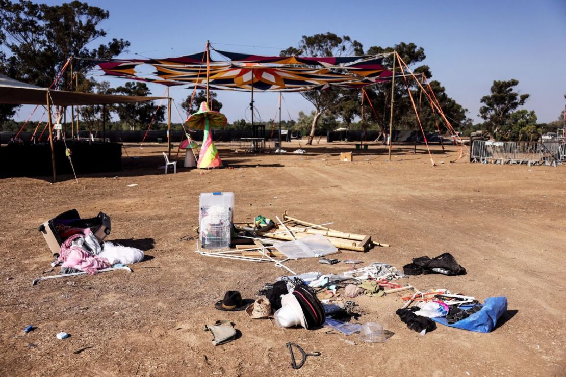 Las pertenencias personales de los asistentes al festival en el lugar del ataque por parte de hombres armados de Hamas desde Gaza, cerca de la frontera de Israel. Esta foto fue tomada días después del ataque.