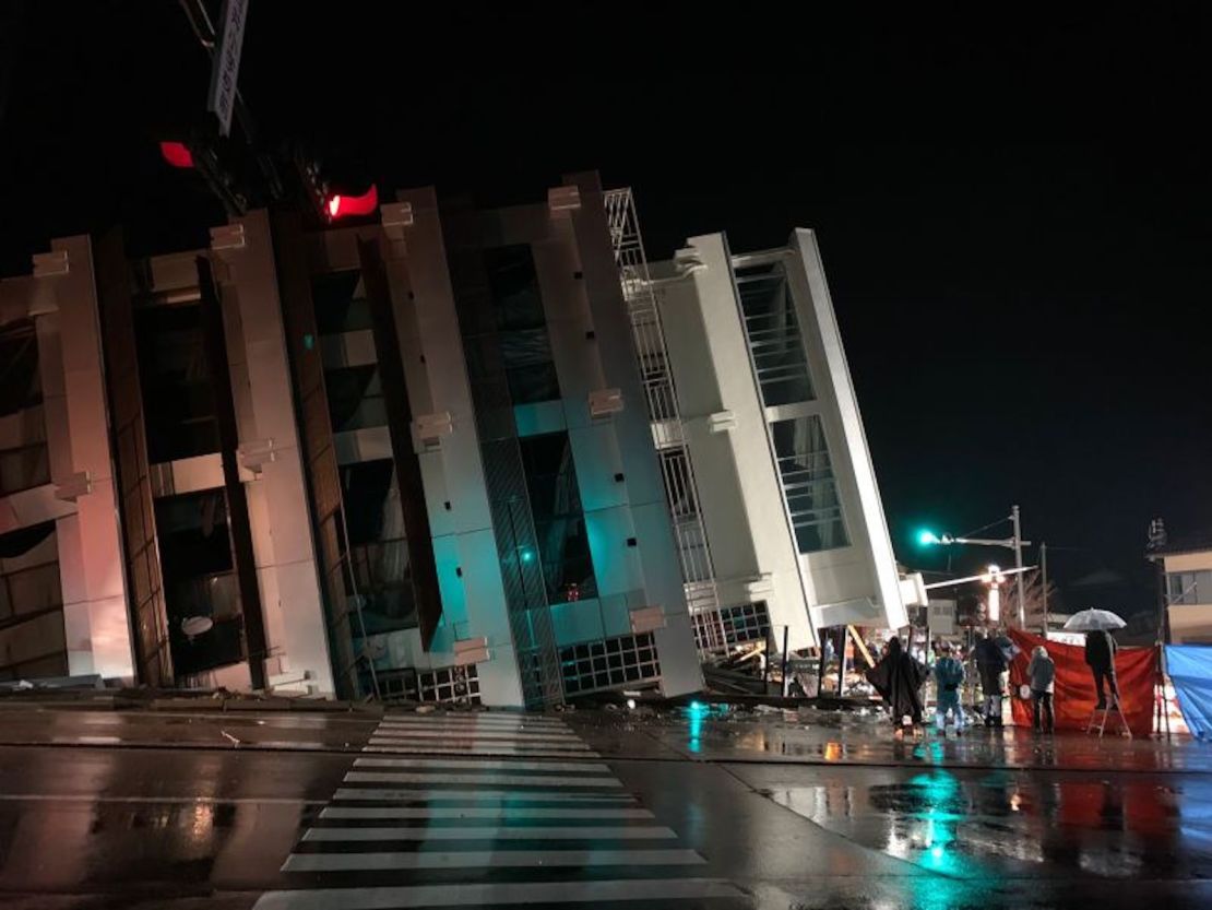 Un edificio de siete pisos se derrumbó de costado en Wajima, Japón.