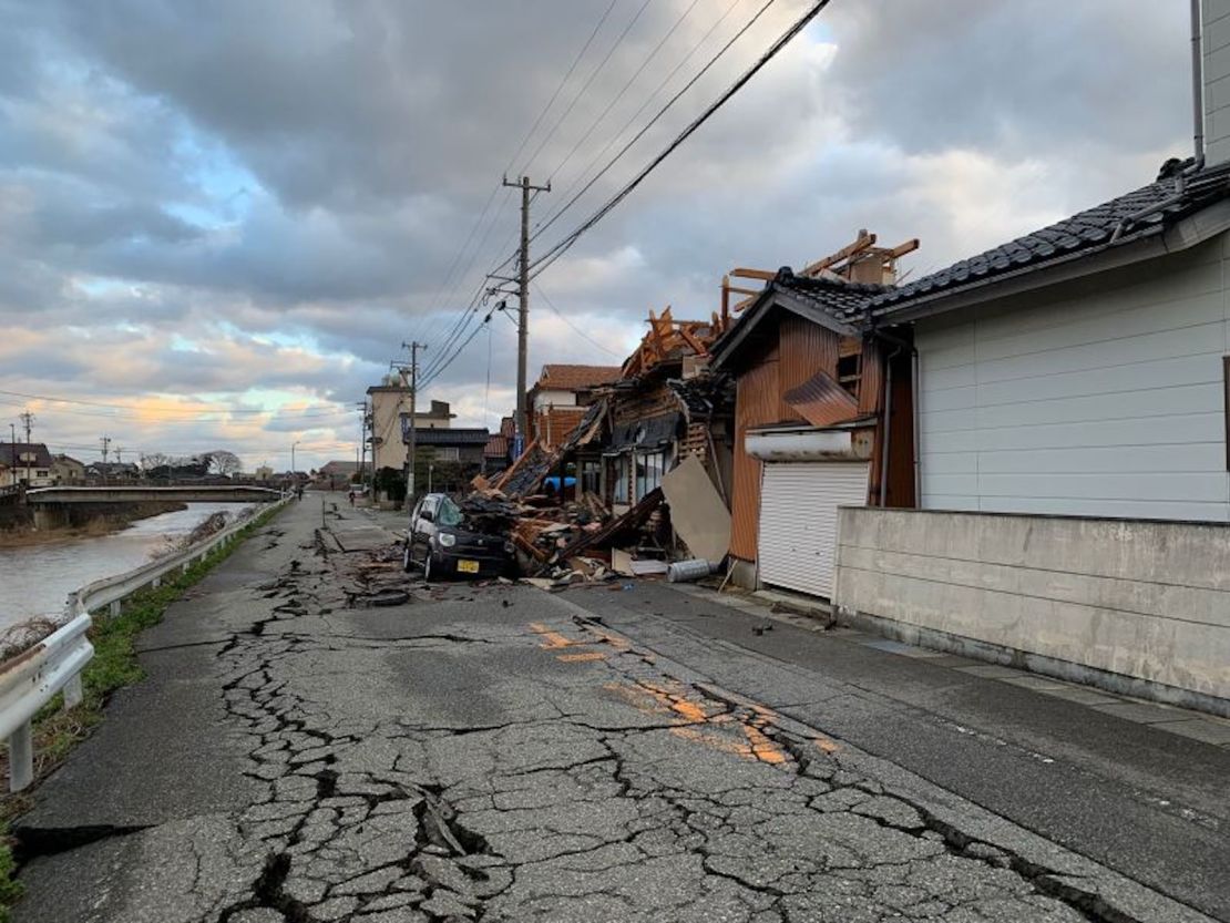 Carreteras agrietadas han complicado los esfuerzos de búsqueda y rescate en Wajima, uno de los lugares más afectados en la prefectura japonesa de Ishikawa.