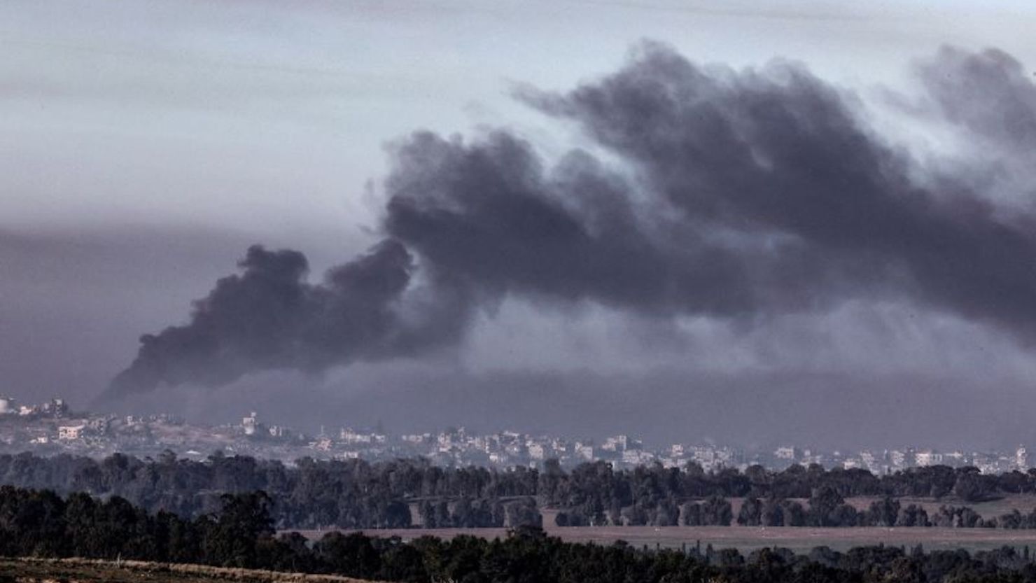 Una fotografía tomada desde una posición en el sur de Israel a lo largo de la frontera con la Franja de Gaza muestra humo ondeando durante el bombardeo israelí el 4 de enero de 2024, en medio de la actual guerra entre Israel y Hamas.