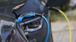 CNNE 1544428 - irs actualiza creditos fiscales para vehiculos electricos