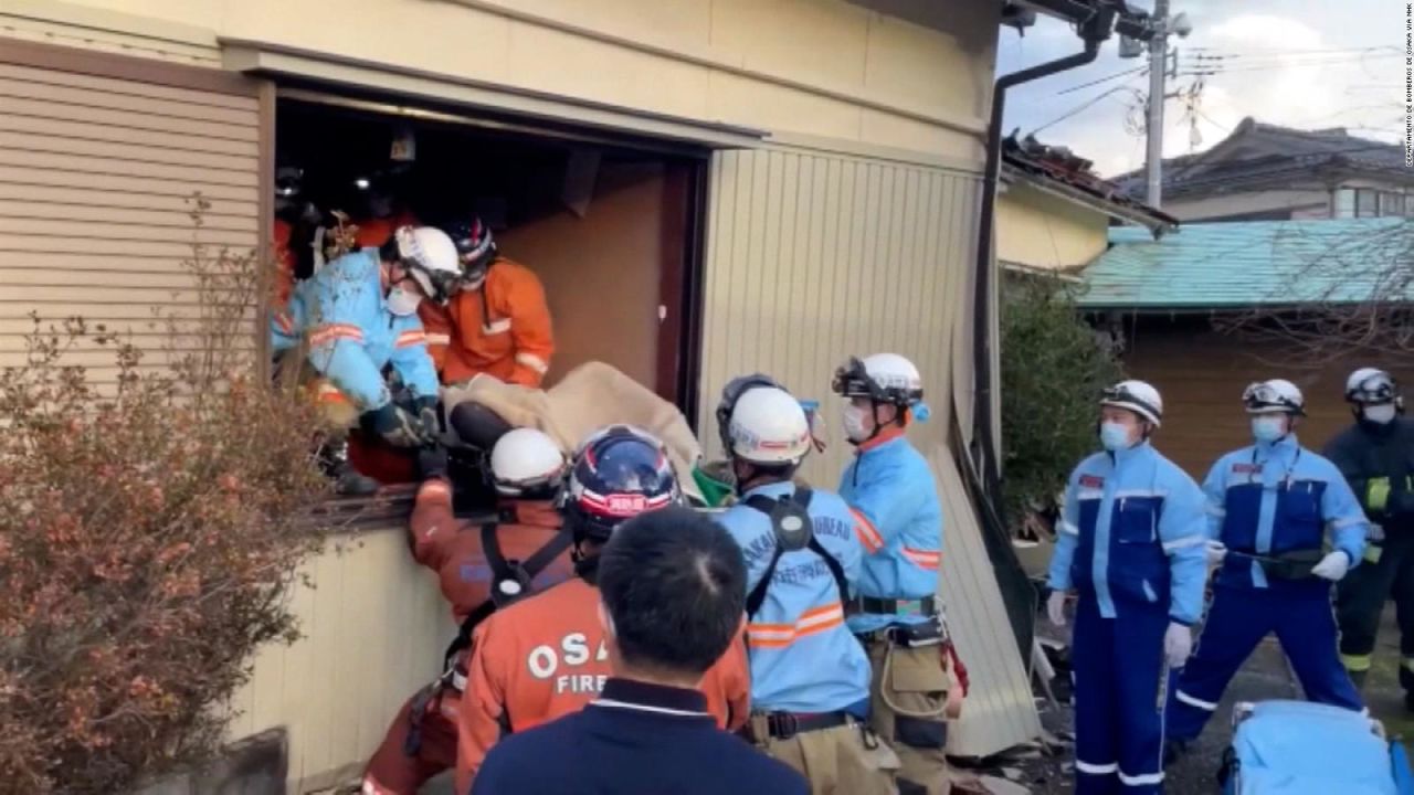 CNNE 1544444 - rescatan a mujer de 80 anos de los escombros tras el terremoto en japon