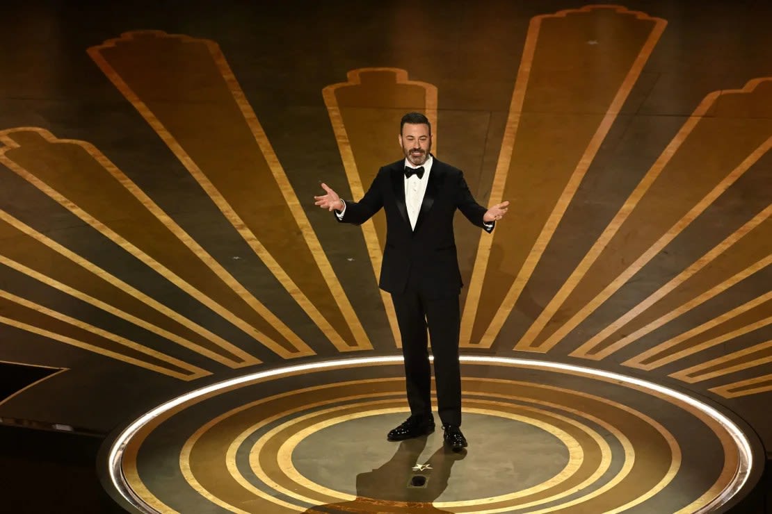 Jimmy Kimmel presentando los Oscar 2023 en Los Ángeles.