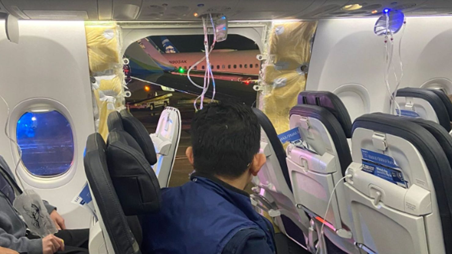Un pasajero envió esta foto desde el interior del avión tras el aterrizaje del viernes.
