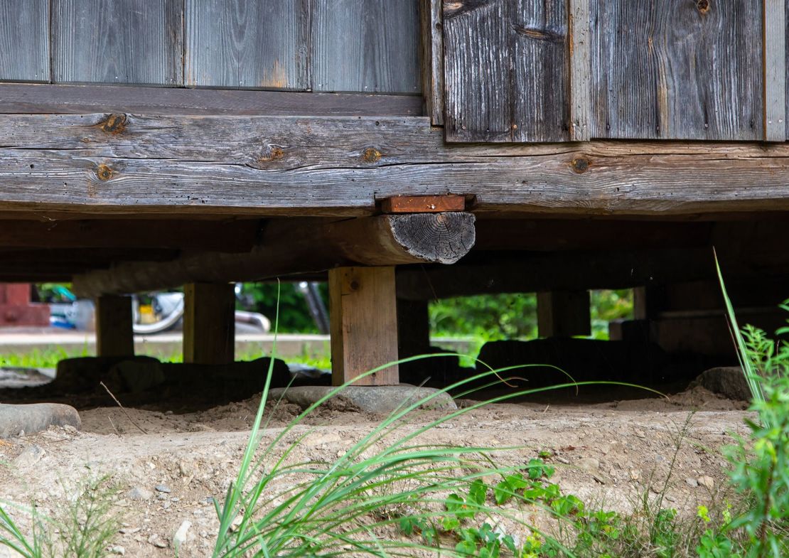 Pilar antisísmico utilizado en el diseño de una antigua casa de madera en Miyama, prefectura de Kioto.
