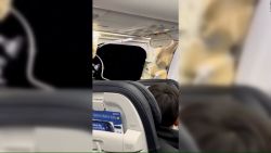 CNNE 1544782 - ventanilla de un avion se desprende en pleno vuelo