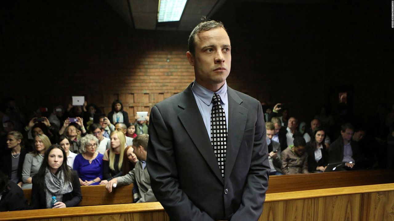 CNNE 1544948 - oscar pistorius salio de prision tras matar a su pareja hace una decada