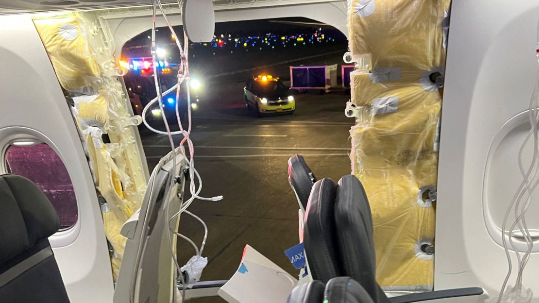 Las máscaras de oxígeno de los pasajeros cuelgan del techo junto a una ventana faltante y una parte de una pared lateral del vuelo 1282 de Alaska Airlines, que se dirigía a Ontario, California, y sufrió despresurización poco después de despegar, en Portland, Oregon, el 5 de enero.