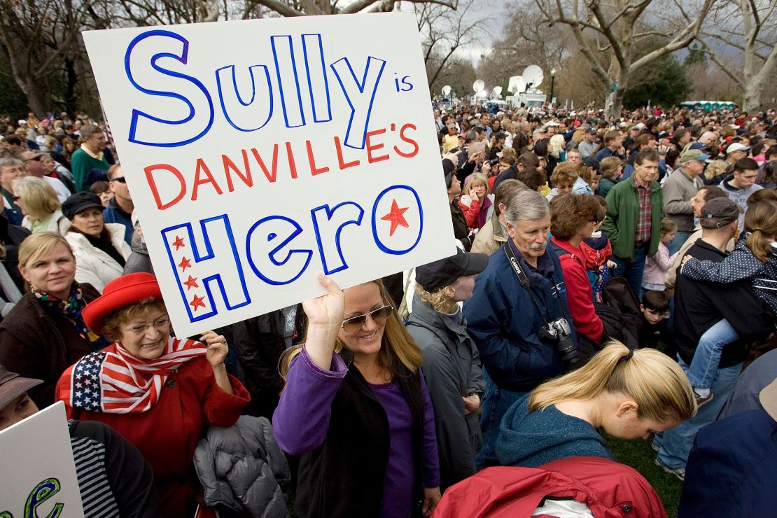 Una multitud se reúne para honrar al piloto de US Airways C.B. Sullenberger en una celebración en su honor el 24 de enero de 2009, en Danville, California.