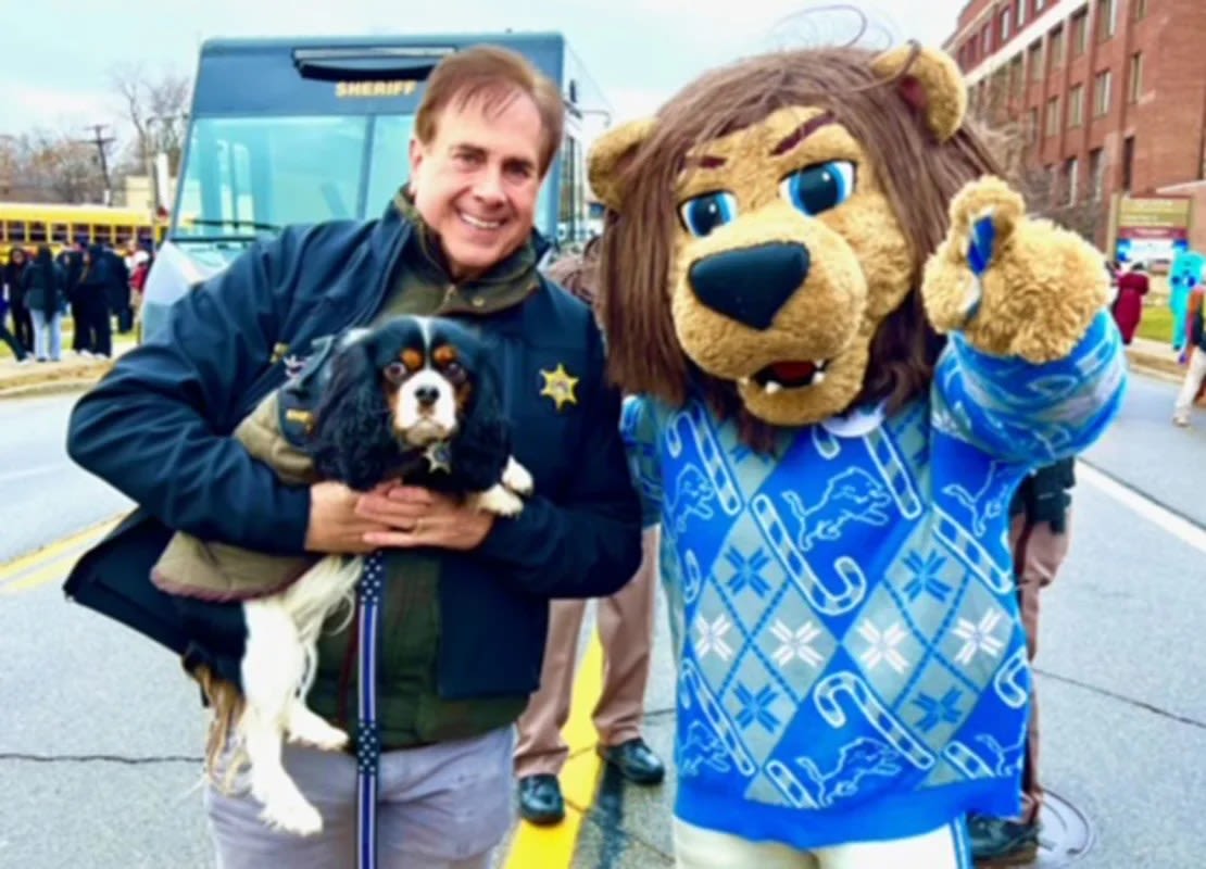 El sheriff Michael Bouchard posa con Max y una mascota disfrazada. (Foto: Cortesía del sheriff Michael J. Bouchard).