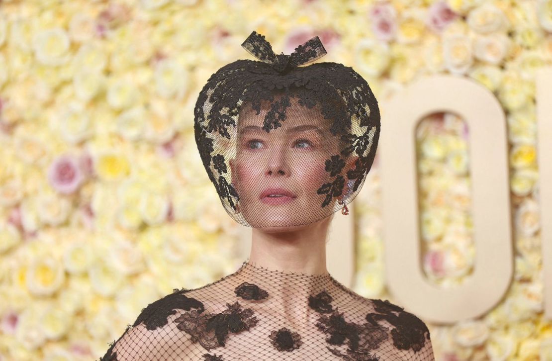 La decisión de la actriz de "Saltburn" Rosamund Pike de combinar su vestido negro de encaje de alta costura de Dior otoño 2019 con un fascinator velado de Philip Treacy surgió tras un reciente accidente de esquí. "Tenía la cara totalmente destrozada y pensé: 'Tengo que hacer algo'", explicó a Marc Malkin, presentador de la alfombra roja previa al desfile. "En realidad, ya está curada, pero me enamoré del look".