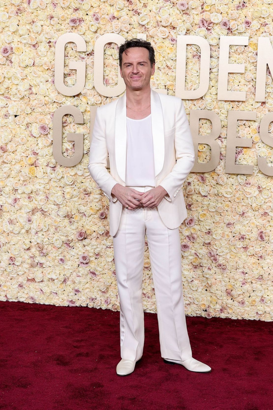 Andrew Scott optó por un look totalmente blanco con su conjunto Valentino.