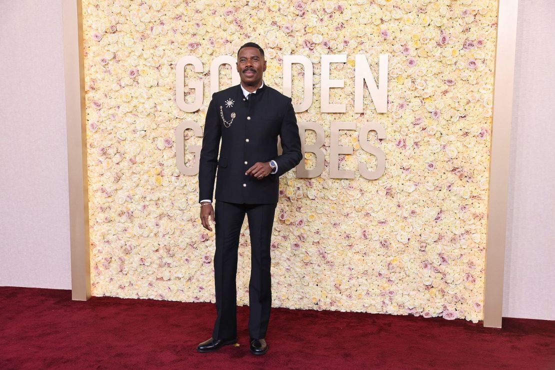 Colman Domingo, nominado por su papel en "Rustin", llevaba una chaqueta negra de Louis Vuitton de cuello mandarín con botones de perlas, pantalones acampanados de esmoquin, mocasines negros y dos broches dorados.