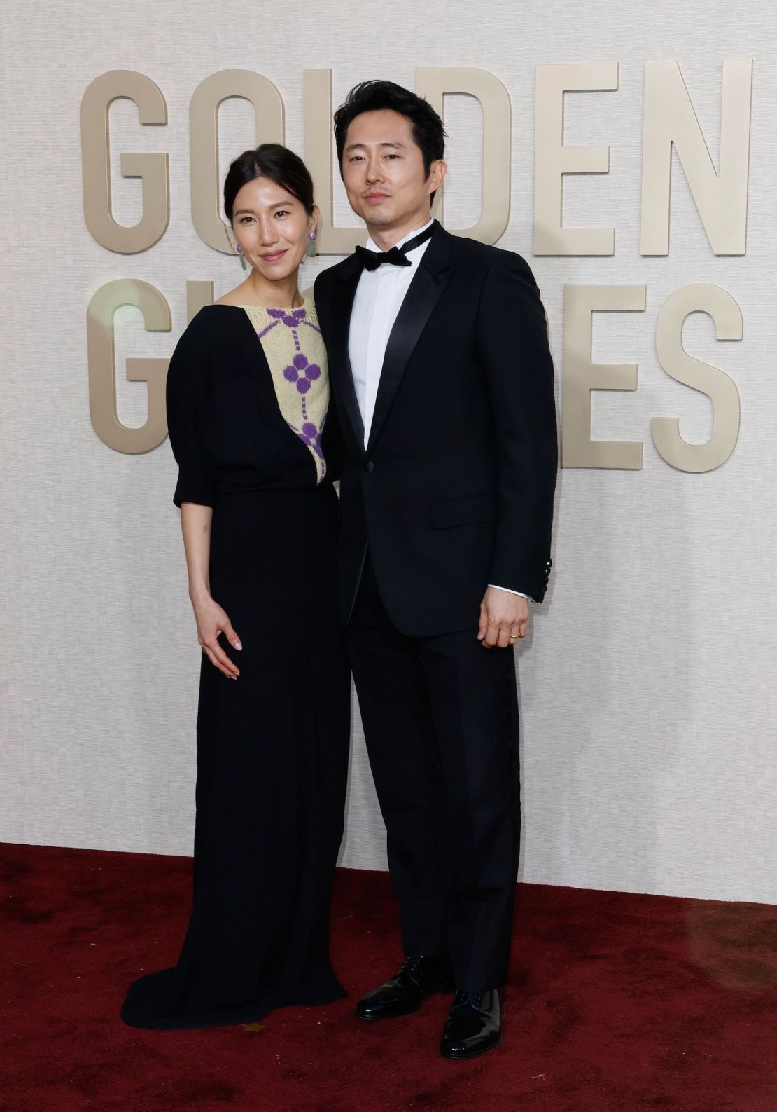 El actor de "Beef" Steven Yeun y su esposa Joana Pak lucieron elegantes con discretos vestidos negros.