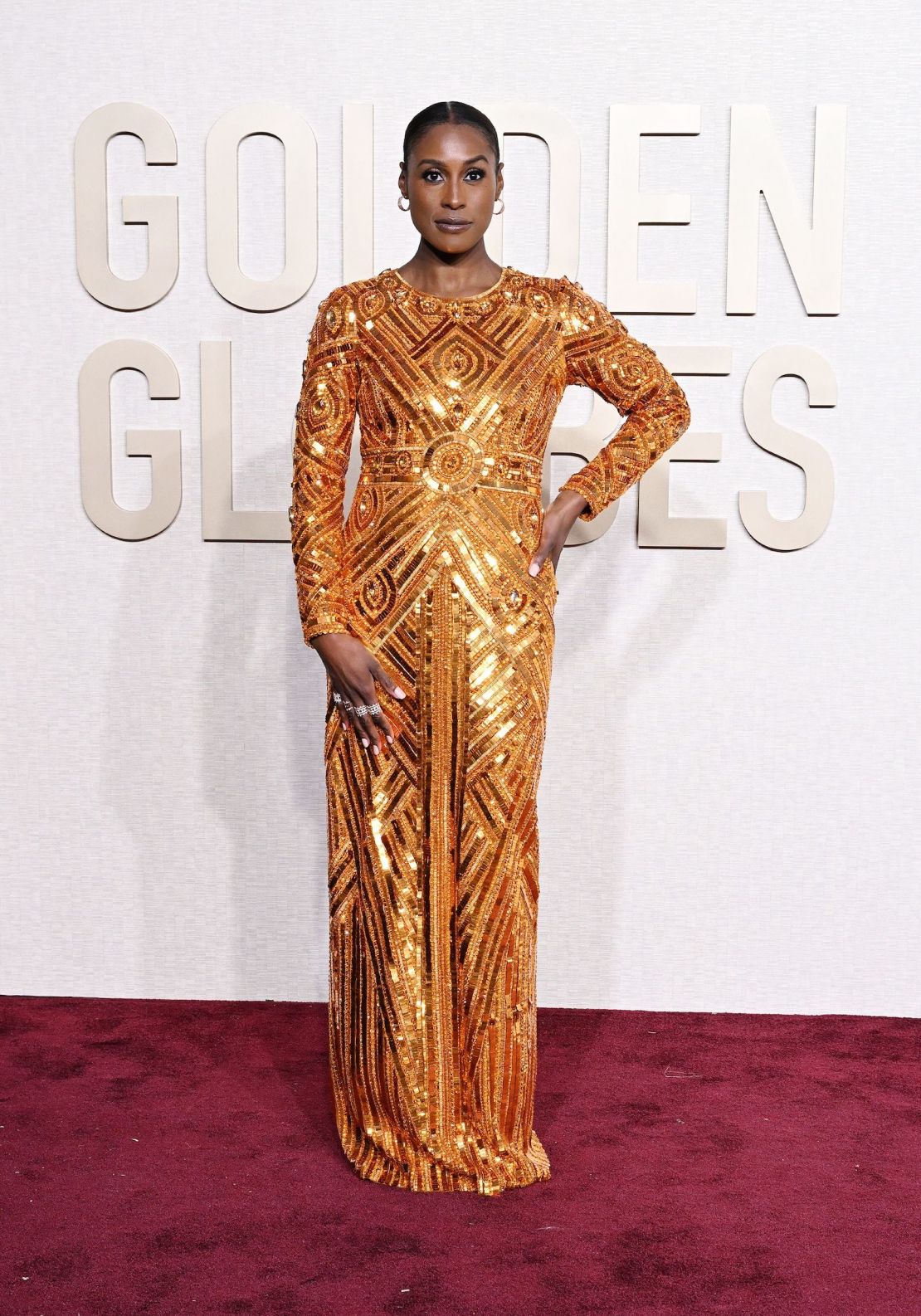 Issa Rae lució escultural en un vestido dorado de Pamella Roland