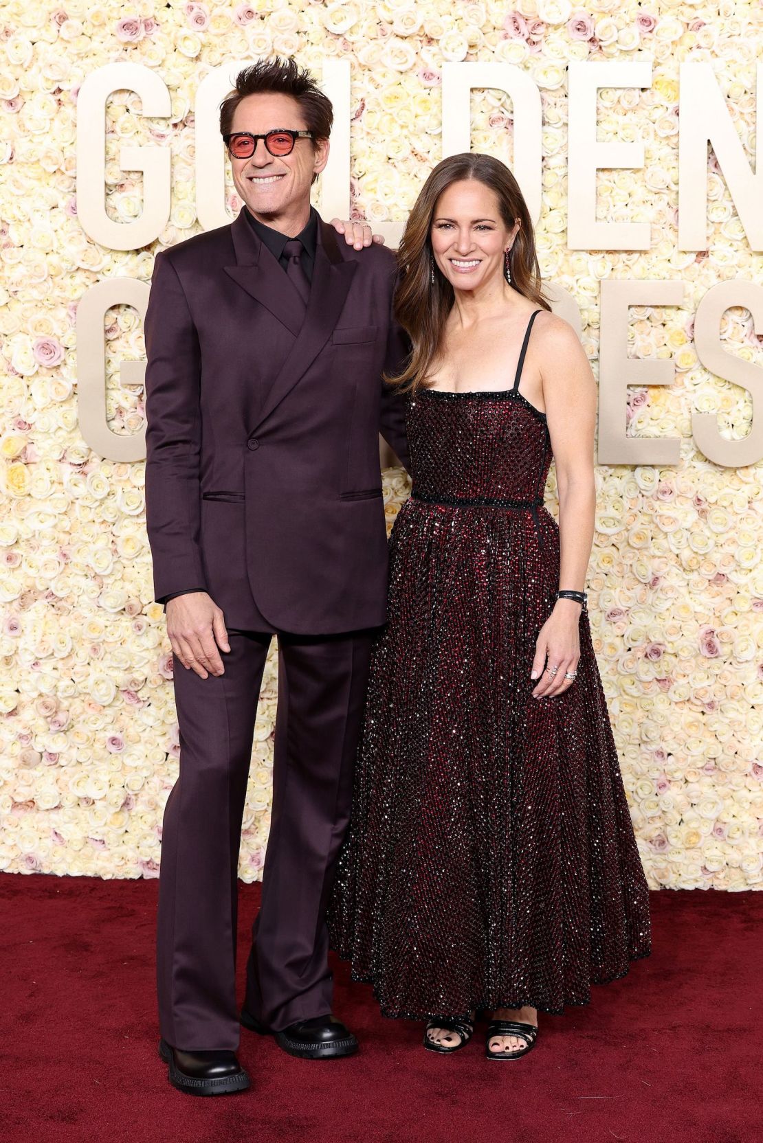 El actor Robert Downey Jr. y su esposa Susan Downey miraron el mundo a través de unas gafas de color rosa. Él y su esposa Susan Downey usando conjuntos complementarios de Dior.