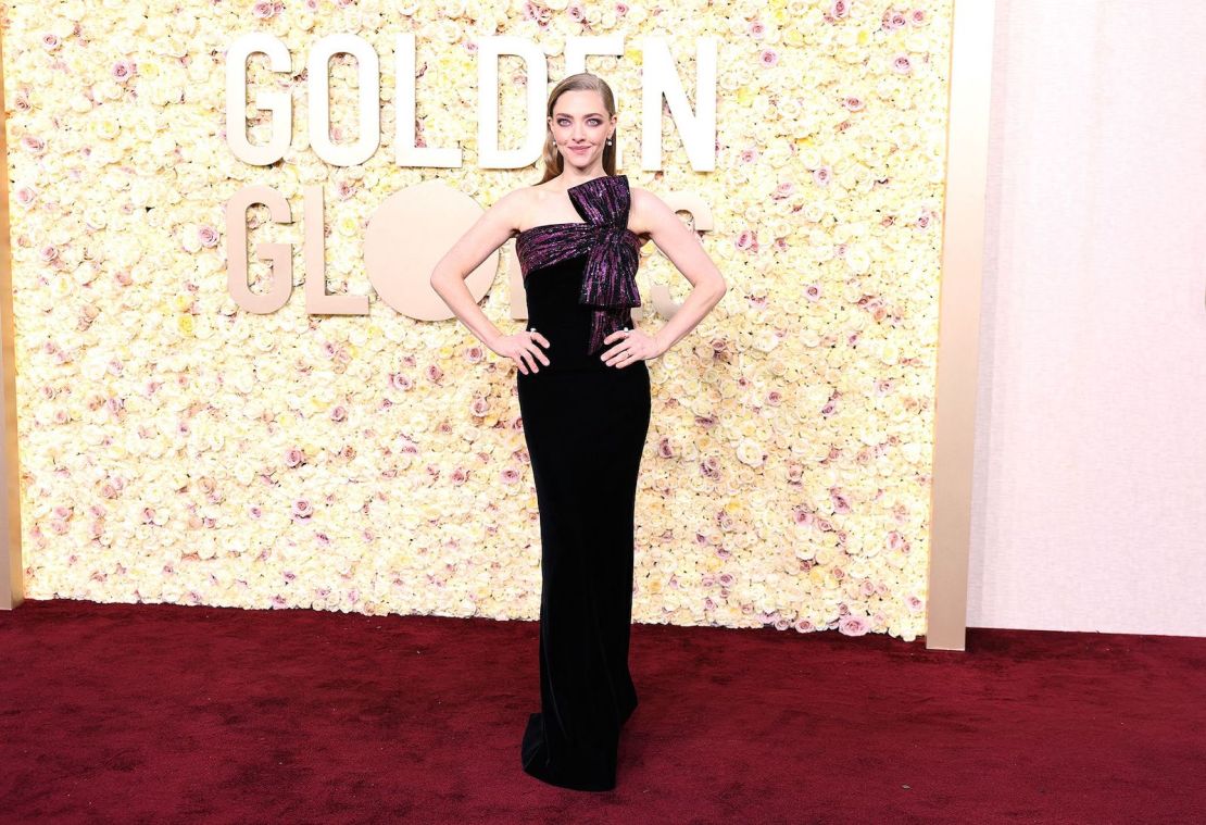 Amanda Seyfried aportó un poco de glamour vampírico al evento con un vestido de terciopelo negro de Armani Privé coronado con un lazo de cristal Swarovski negro y rosa.