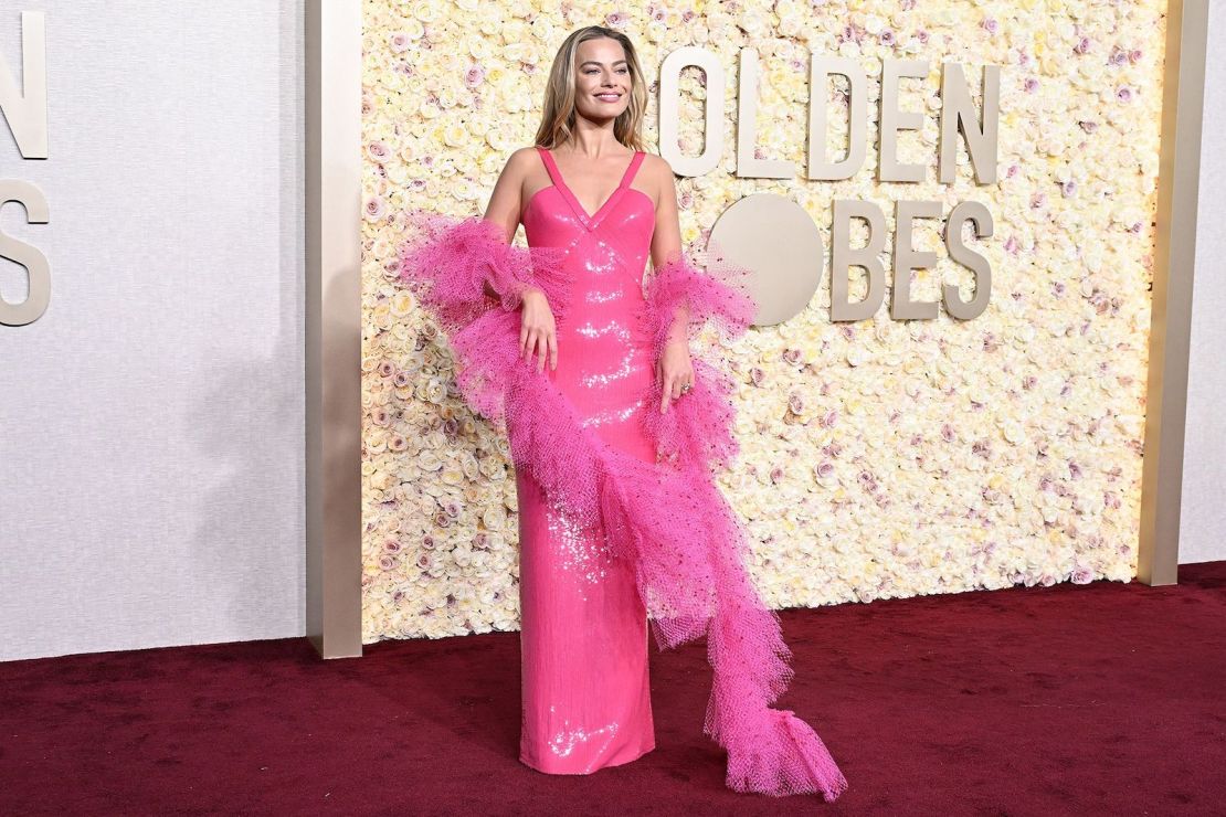 Margot Robbie y Armani crearon un vestido inspirado en la clásica muñeca "Barbie Superestrella" de 1977.