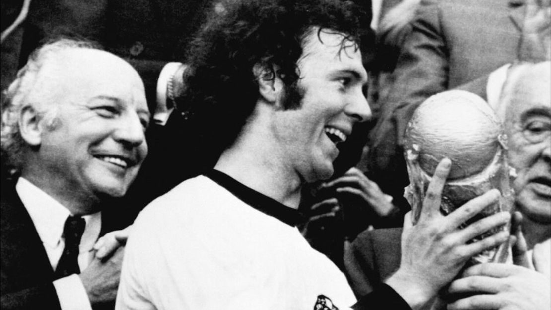 Beckenbauer recibe la Copa del Mundo de Fútbol ganada por Alemania el 7 de julio de 1974 en el Estadio Olímpico de Munich.