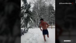 CNNE 1545777 - shawn mendes disfruta de la nieve en ropa interior