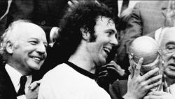 CNNE 1545851 - jugadores y clubes rinden tributo a franz beckenbauer