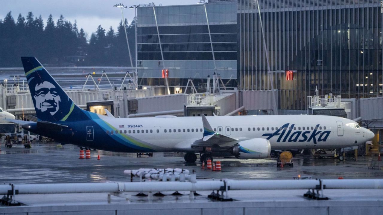 CNNE 1545876 - hallan la puerta desprendida del avion boeing 737 max 9