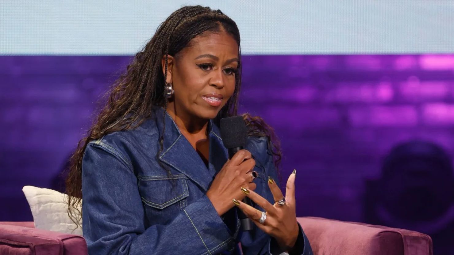 La ex primera dama Michelle Obama habla en el escenario durante la gira Michelle Obama: The Light We Carry en el Warner Theatre el 15 de noviembre de 2022. Crédito: Tasos Katopodis/Getty Images