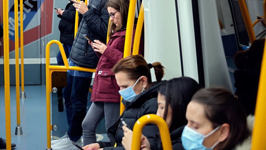 Pasajeros con y sin mascarilla en el metro de Madrid el 7 de febrero de 2023. Crédito: THOMAS COEX/AFP vía Getty Images