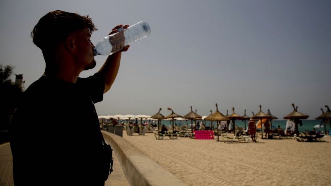 Usar recipientes de vidrio o acero inoxidable es una forma más segura de consumir agua, afirman los expertos.