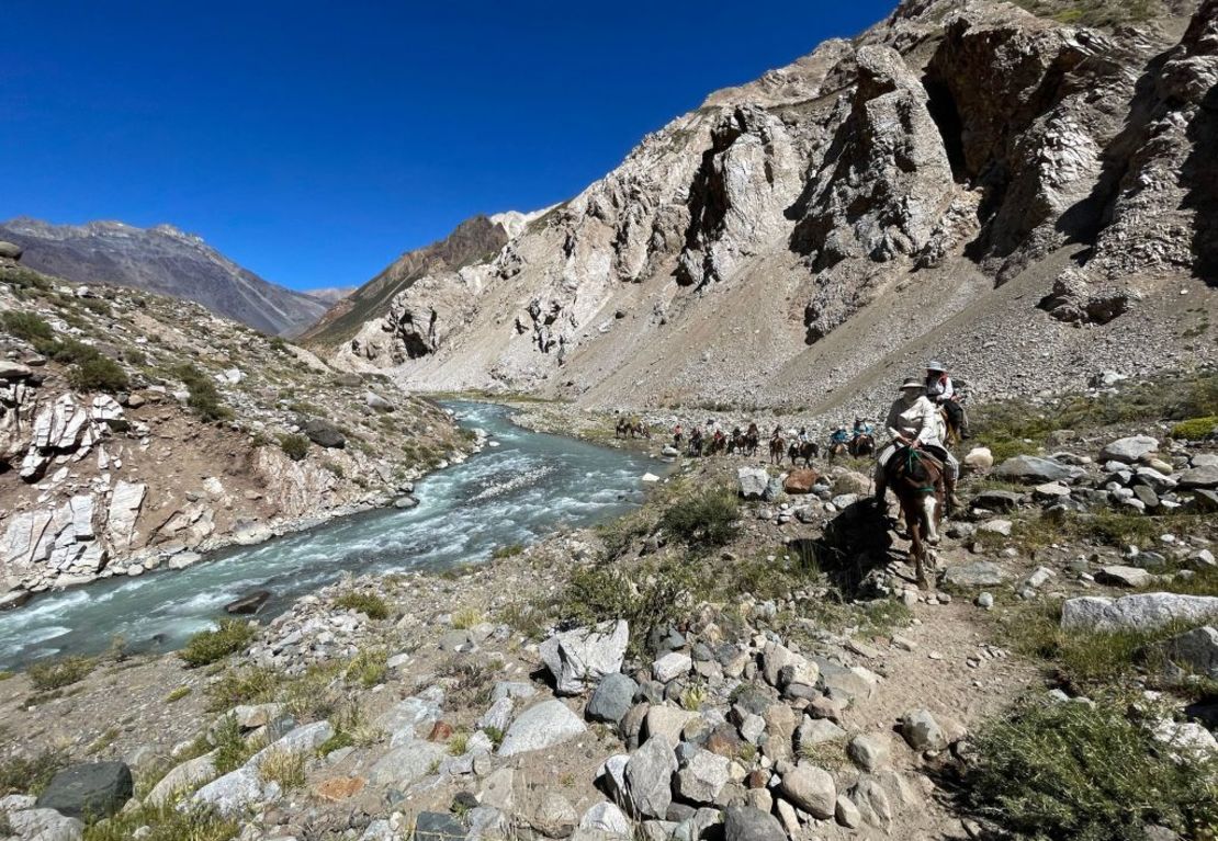 Un grupo de gente, entre ellos familiares de los sobrevivientes de la tragedia de los Andes, regresaron al lugar del accidente en febrero de 2023