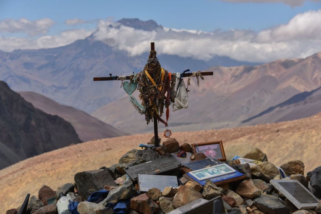 Imagen de la cruz sobre la tumba de las víctimas del desastre del vuelo de los Andes de 1972, tomada el 3 de febrero de 2023.