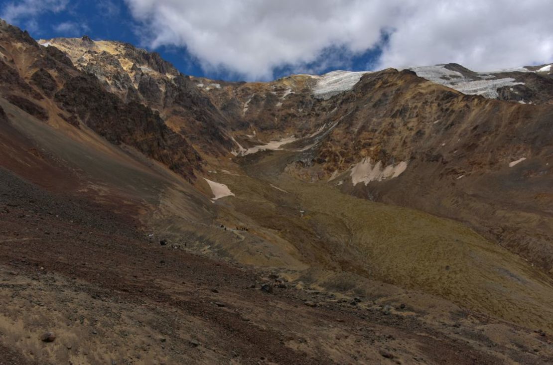 Vista general del Valle de las Lágrimas, incluyendo la tumba (C) y el glaciar cubierto de polvo (Derecha) en la remota Cordillera de los Andes en la provincia argentina de Mendoza, en la frontera con Chile (al otro lado de la montaña).