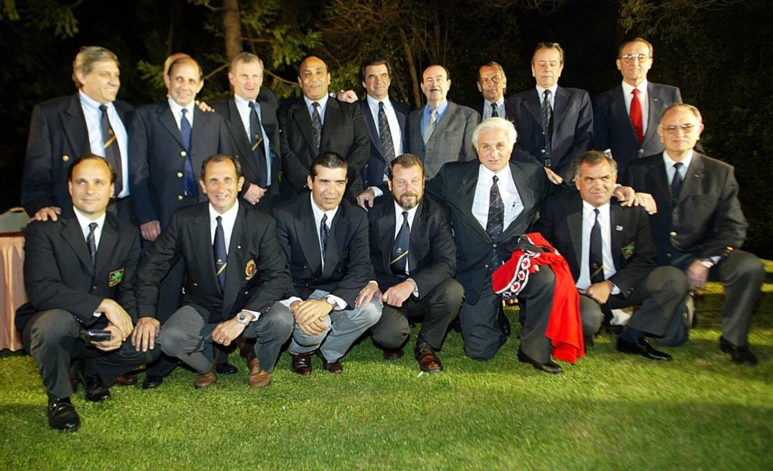 Un grupo de los sobrevivientes de la tragedia de los Andes, posando en una conferencia de prensa en Santiago, Chile, en el año 2002.