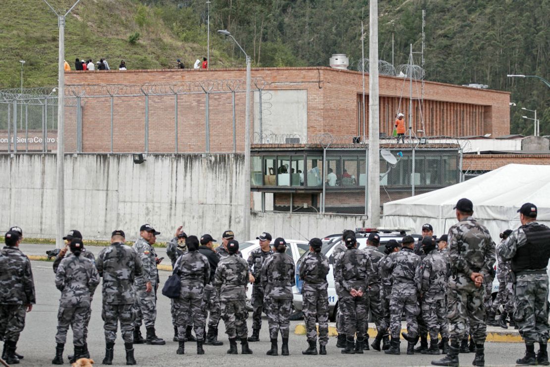 CNNE 1546195 - ecuador-prison-security-operation-riot