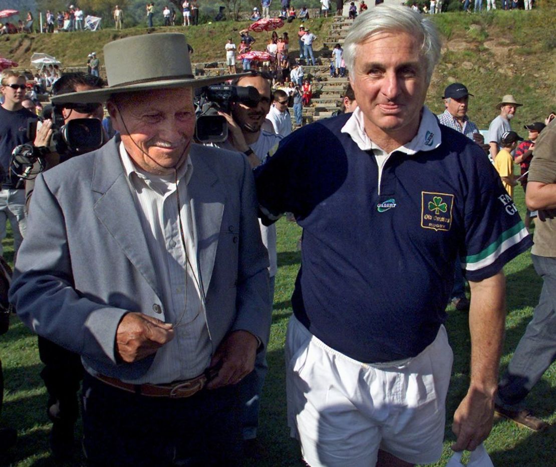 Roberto Canessa (derecha) abraza al arriero chileno Sergio Catalán en un homenaje en Santiago, Chile en 2002. Catalán se puso en contacto con los rescatistas después de que Canessa y otro superviviente lo encontraran el 22 de diciembre de 1972, unos 72 días después del accidente, cuando se había perdido toda esperanza de que alguien fuera encontrado con vida.