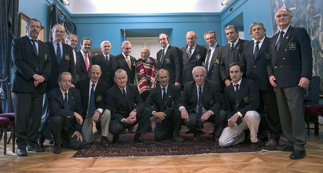 El entonces presidente de Chile, Sebastián Piñera, junto a los sobrevivientes y Sergio Catalán en un homenaje en 2012.