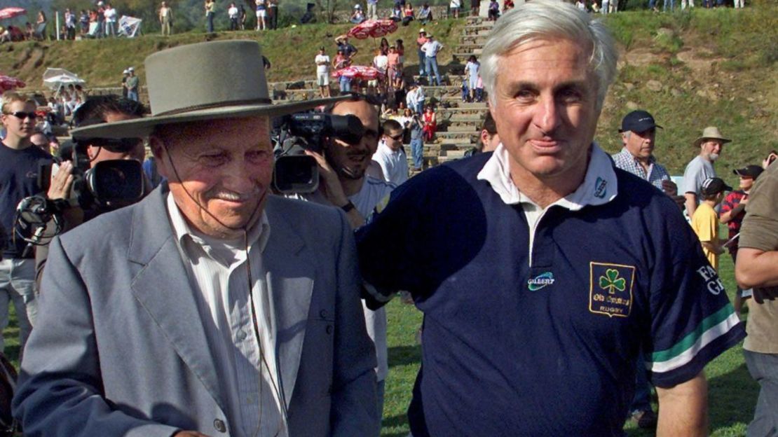 El arriero Sergio Catalán junto a Roberto Canessa el 12 de octubre de 2002 para una ceremonia conmemorativa por el 30 aniversario de la tragedia de los Andes.