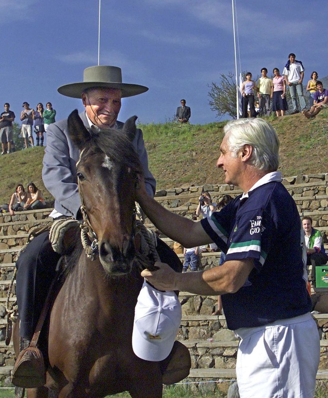 Sergio Catalán sube a un caballo y a su lado se encuentra Roberto Canessa, en el marco del 30 aniversario de la tragedia de los Andes, el 12 de octubre de 2002.