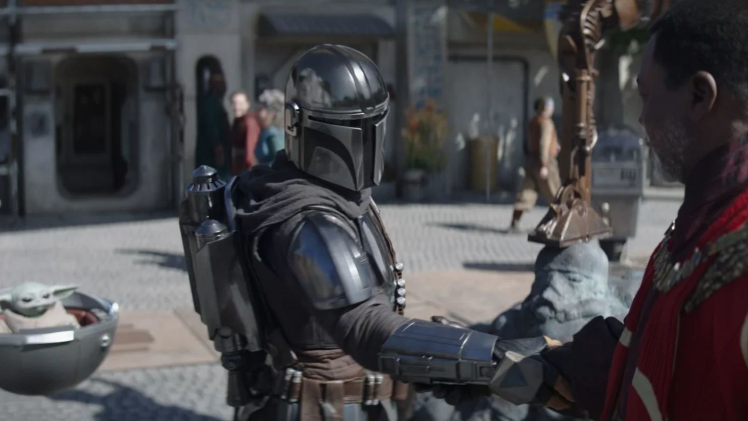 Grogu, Din Djarin (Pedro Pascal) y Greef Karga (Carl Weathers) en la temporada 3 de “The Mandalorian”.