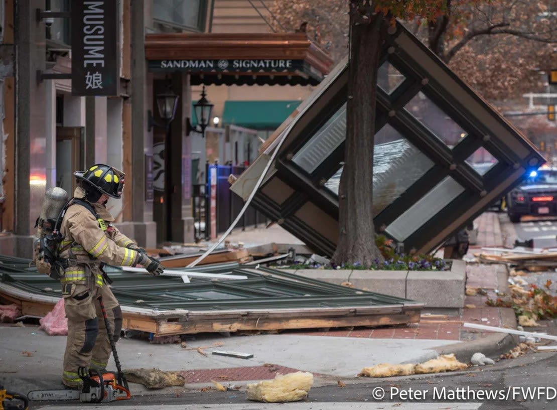 Un fragmento del hotel Sandman Signature salió despedido hacia la calle durante la explosión. Crédito: Peter Matthews/Departamento de Bomberos de Fort Worth