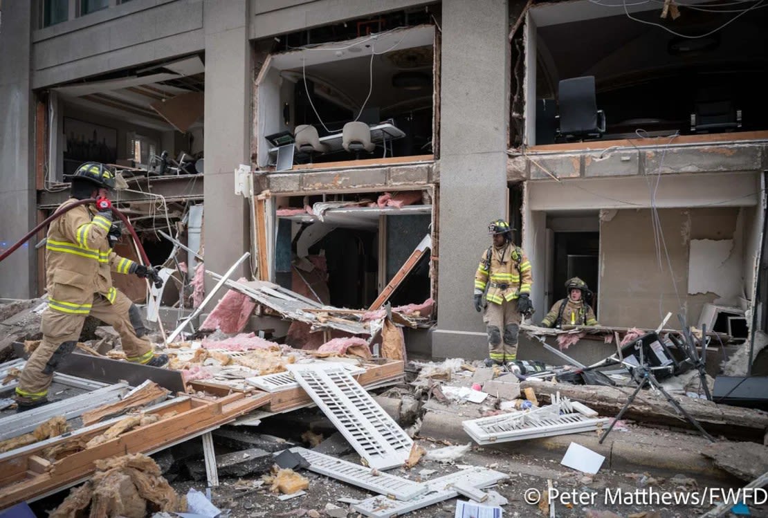 La explosión dejó al descubierto el interior del hotel desde fuera. Crédito: Peter Matthews/Departamento de Bomberos de Fort Worth