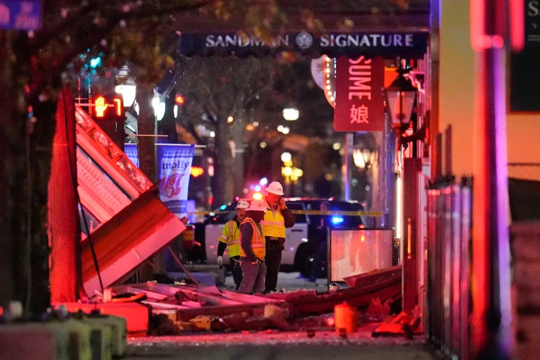 Trabajadores inspeccionan los daños cerca del hotel Sandman Signature tras una explosión el lunes. Crédito: Julio Cortez/AP