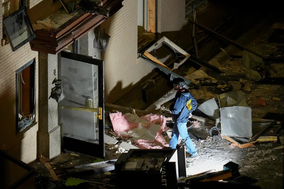 Un funcionario inspecciona un área cerca de la entrada trasera del hotel Sandman Signature tras una explosión el lunes en Fort Worth, Texas. Crédito: Julio Cortez/AP