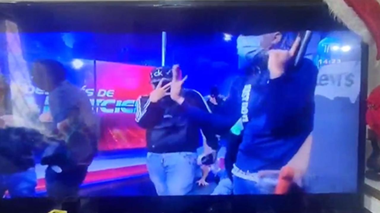 CNNE 1546326 - imagenes de los encapuchados que irrumpieron en una televisora en ecuador